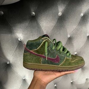 Nike skunk dunks limited edition.